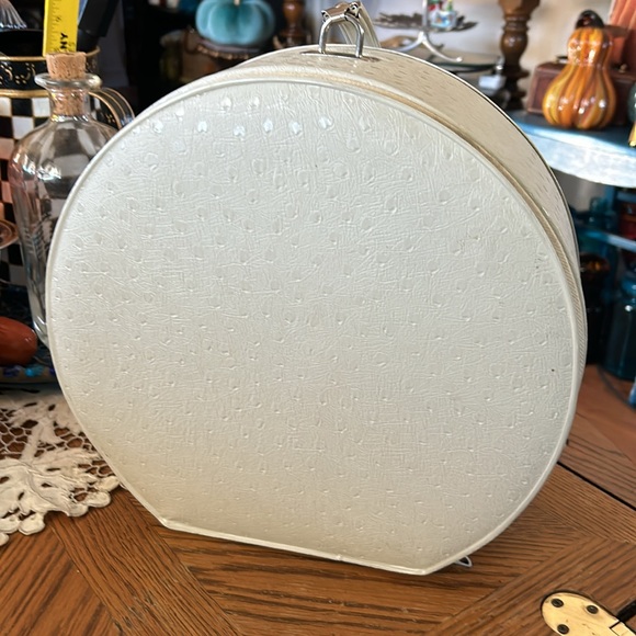 Vintage 60’s Round Train Case - Picture 5 of 14